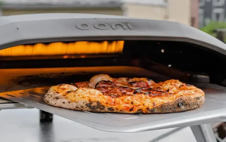 What are the features and specification of a common pizza maker