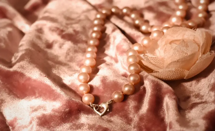 The pink pearl, an exquisite gem known for its unique allure, has captivated the hearts of jewel enthusiasts and collectors for centuries. A symbol of elegance